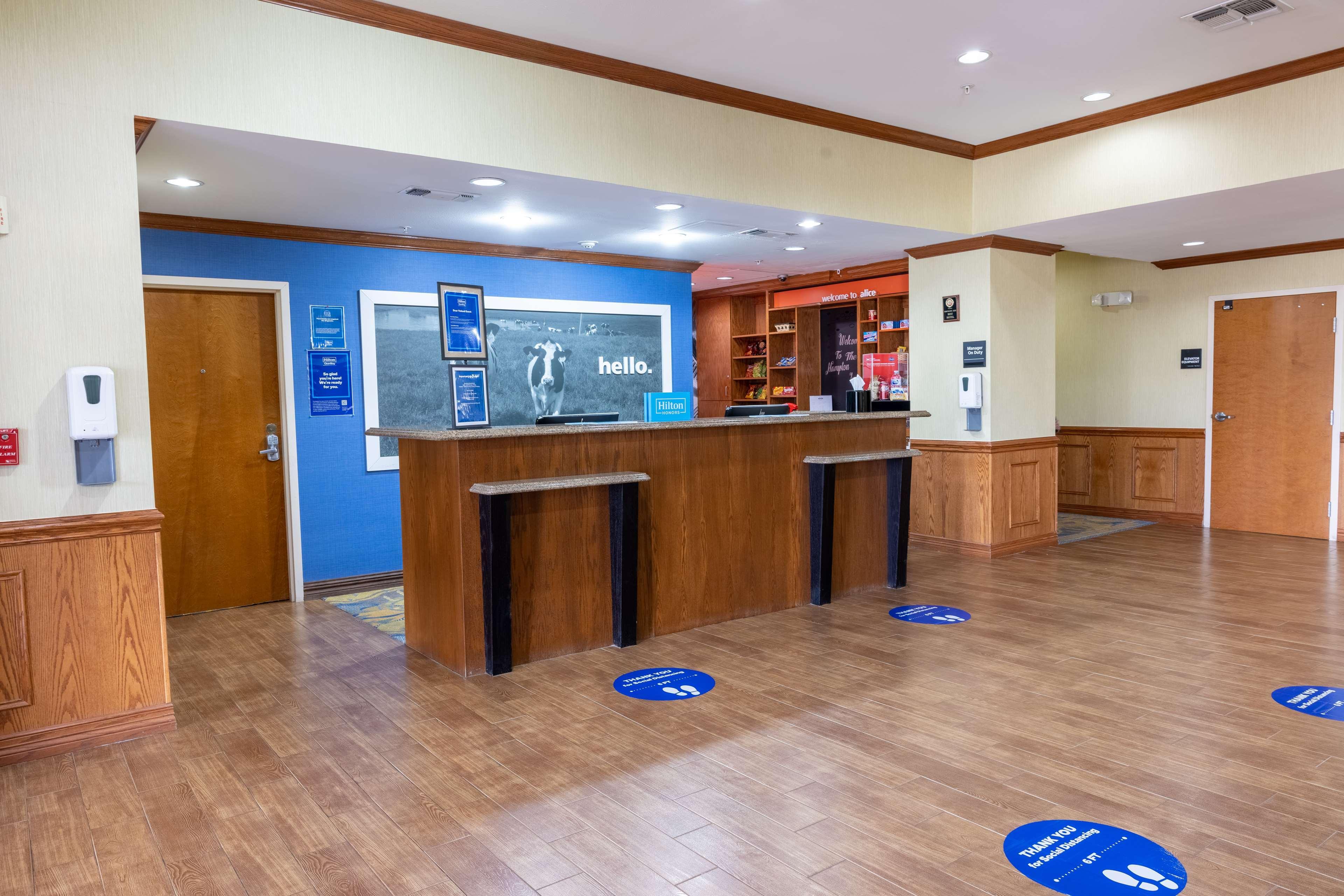 Hampton Inn Alice Екстериор снимка