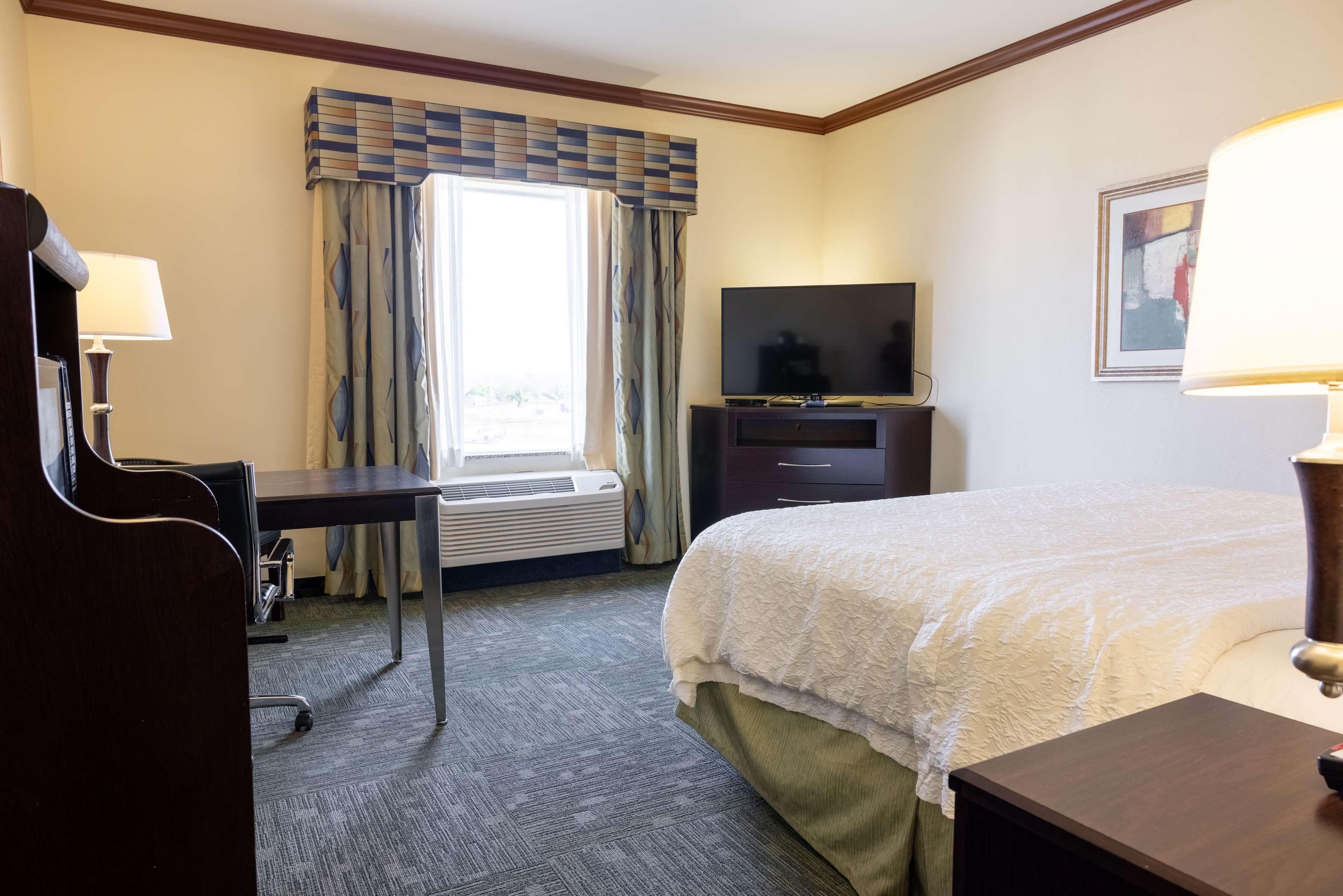 Hampton Inn Alice Екстериор снимка